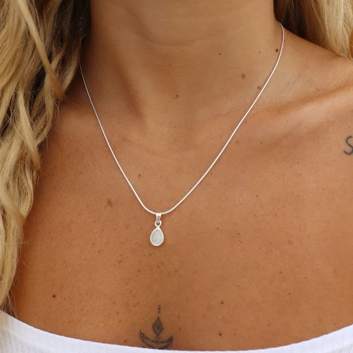 MIKI JEWELLERY TALLULAH NECKLACE - SILVER & RAINBOW MOONSTONE